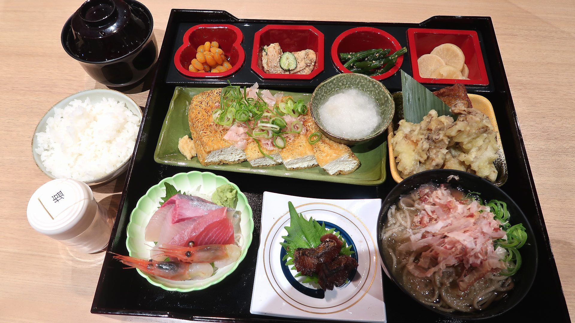 油あげ･鯖のへしこ焼き･舞茸天ぷら等の写真